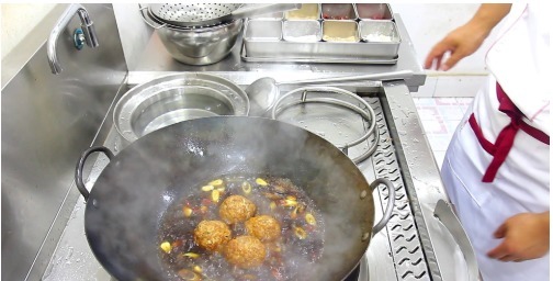 摔打肉馅|厨师长分享狮子头的做法,不变形又能熟透的技巧