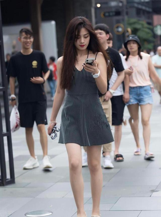 束腰|条纹束腰连衣裙搭配高跟凉鞋，青春靓丽，甜美可爱