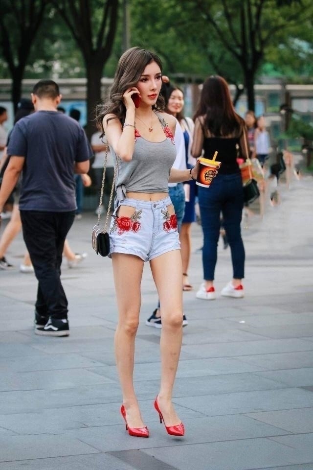 薄纱连衣裙显得仙美十足，散发出甜美气息，显得个性十足