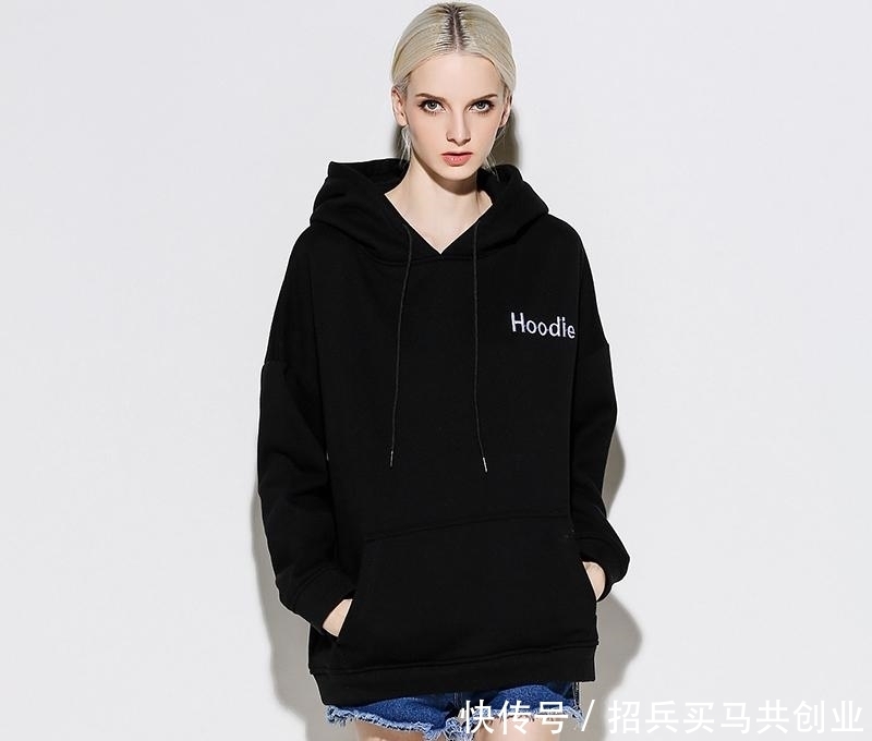 70后妈妈别穿厚毛衣，显胖！今年主流“连帽卫衣”，适合微胖小个子