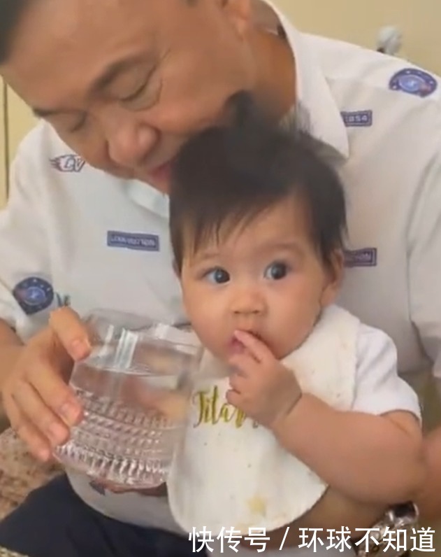 孩子|他信小女儿继续分享美好时光,姥爷给孩子喂水,孩子流口水但不喝