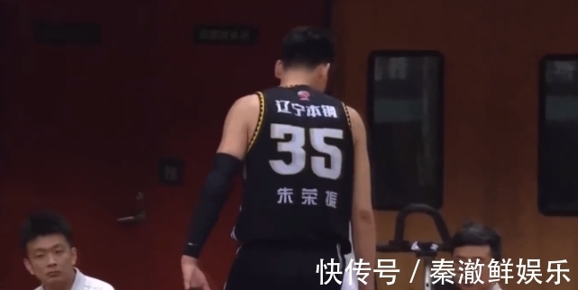 于嘉|6分钟4犯1失误！杨鸣将辽篮大将赶出球场，于嘉：这是气急了