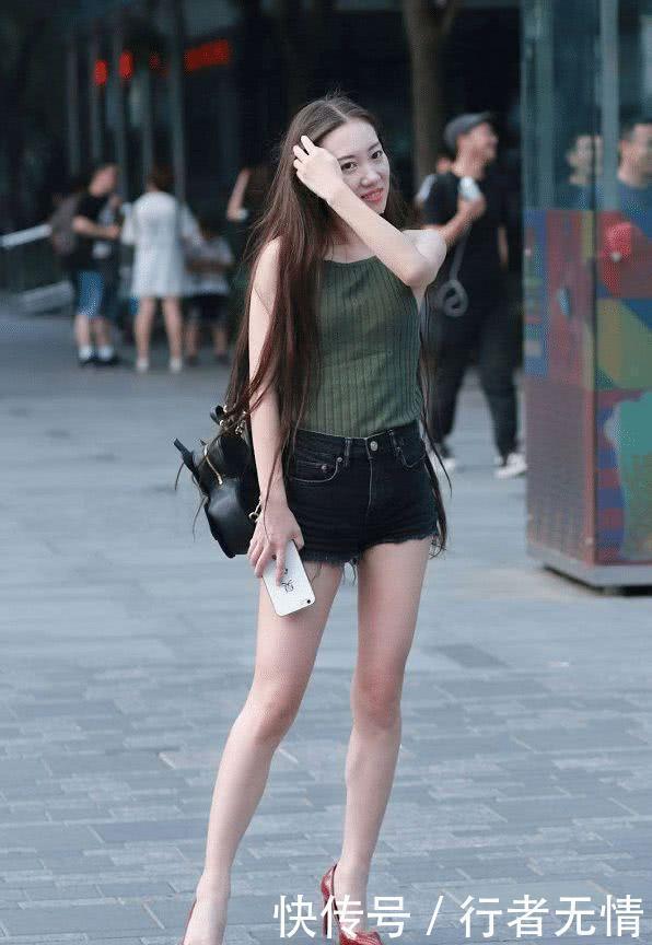 辣妈|街拍:这么一位女人味十足的辣妈美女,一颦一笑令人难忘