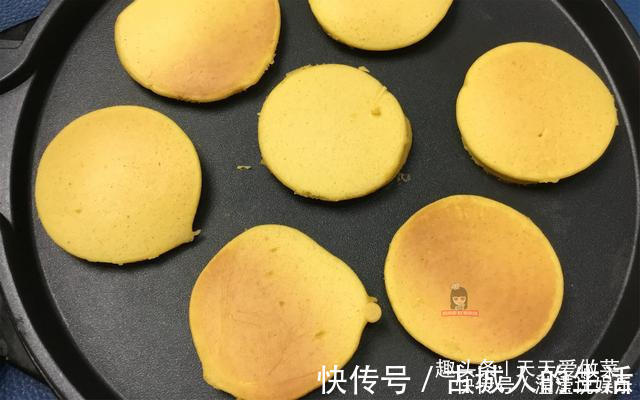 电饼铛|两个鸡蛋，一杯玉米粉，教你做香甜松软玉米饼，孩子们抢着吃