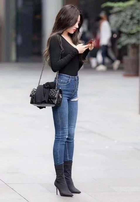 黑色|百搭紧身黑色T恤,穿出了小姑娘的独特魅力