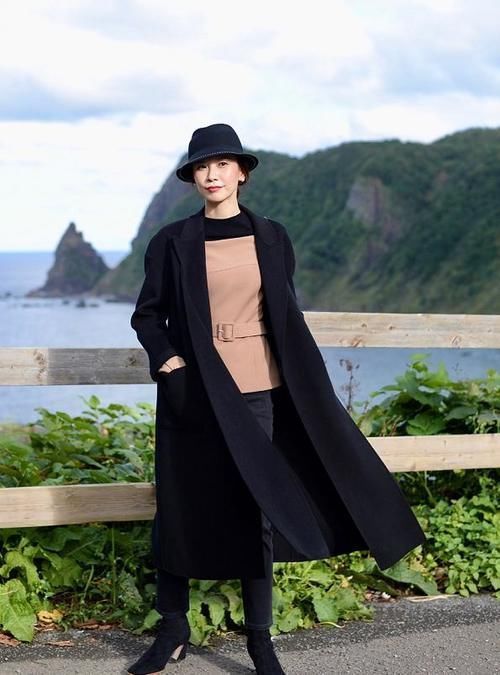 配大衣的裤子不用太多,有这3种“百搭款”就够了,时髦显腿长