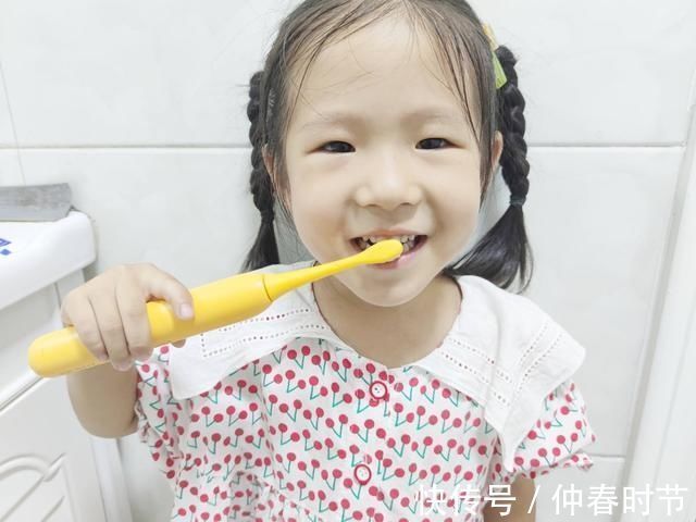 咸蛋超人|孩子排斥刷牙的原因?种草两款儿童电动牙刷,让孩子爱上刷牙