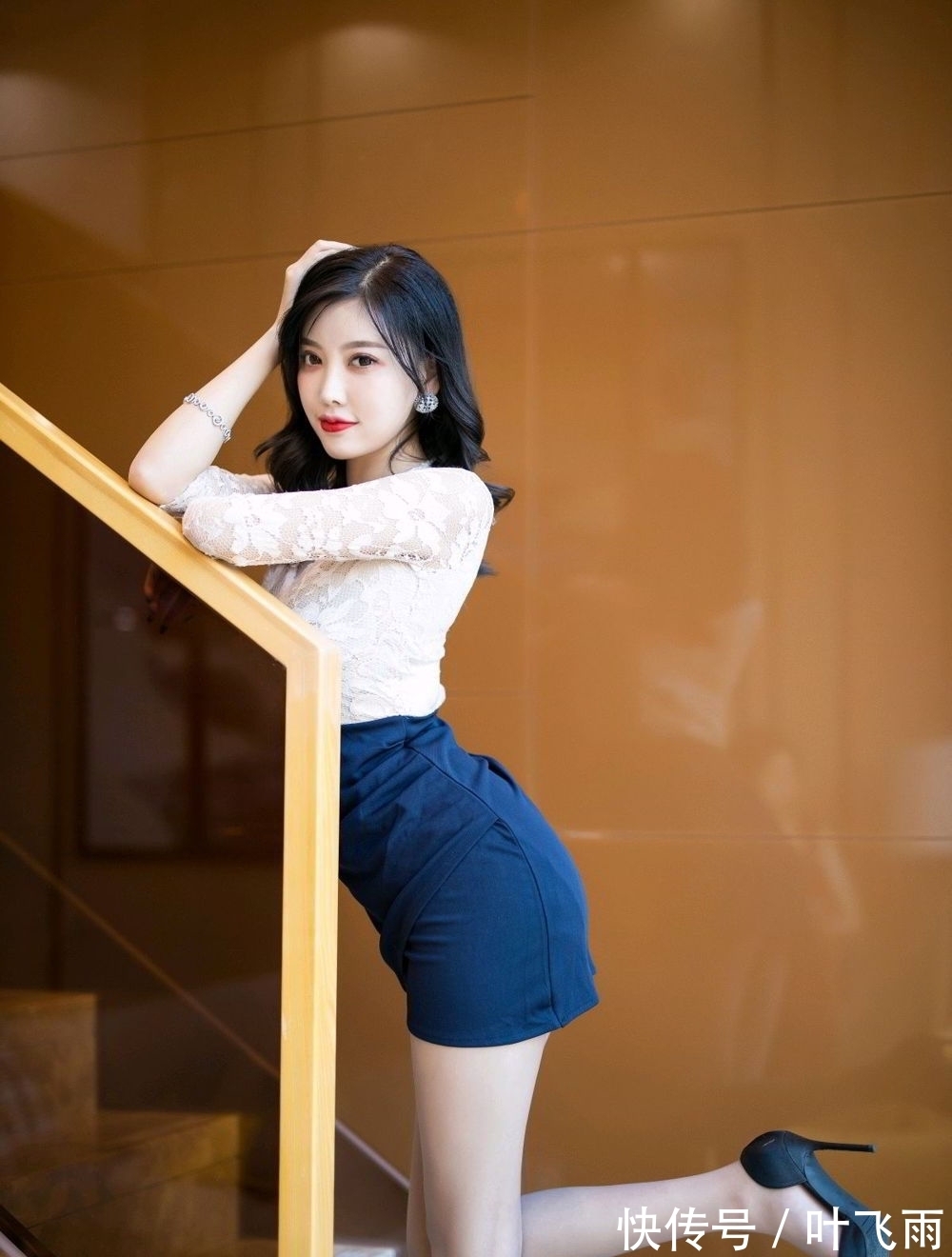 美女 都市丽人美女制服配高跟鞋,既显身材又显气质,太有魅力了