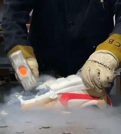 nike 铁锤击打、碎玻璃刺、冰冻、水淋都不是问题,真正的极限运动鞋