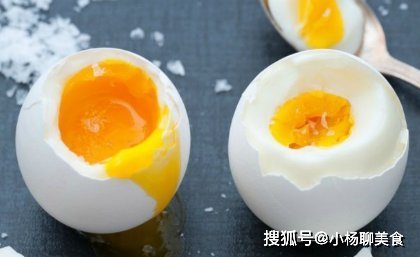 做溏心鸡蛋时，把握好时间，每个人都能做成！嫩嫩的，鲜香诱人！