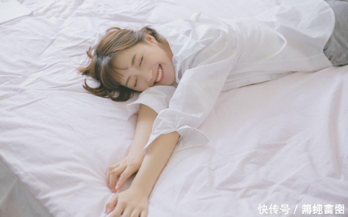 清纯丨慵懒水嫩美女高清写真，人见人爱的俏皮小美女