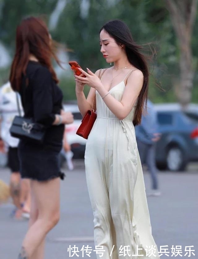 漂亮时髦的长裙,随风飘扬,亮丽