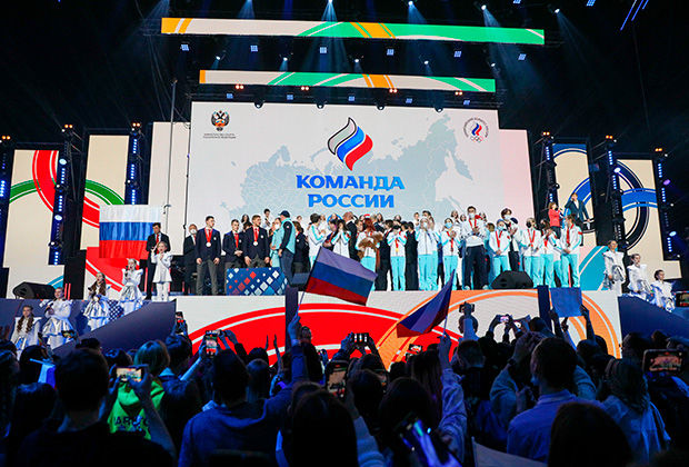 奖牌|莫斯科千人迎接俄奥队凯旋，俄副总理：制裁令我们更强大