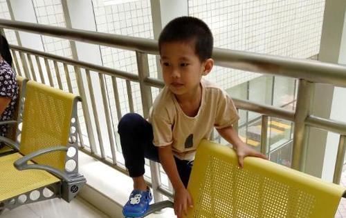 父母|幼儿园放学,俩“煤球”一直无人认领,亲妈崩溃足足找了10分钟