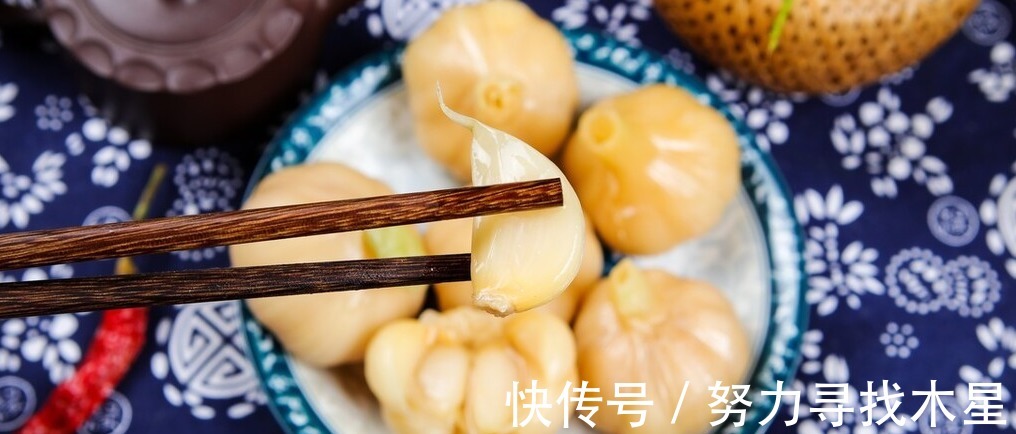 饭店|大蒜里倒入雪碧,原来饭店是如此腌糖蒜的,脆爽可口,好吃不腻!