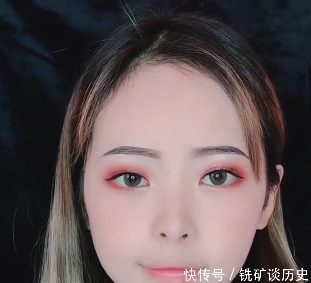 初中生|初中生脸上画“特效妆”,上半脸和下半脸吵架,谁也不服谁!