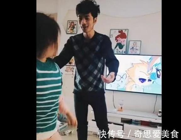 抱抱|10岁女儿考第一名,爸爸想抱抱,无奈被现实打败,妈妈一旁哭了