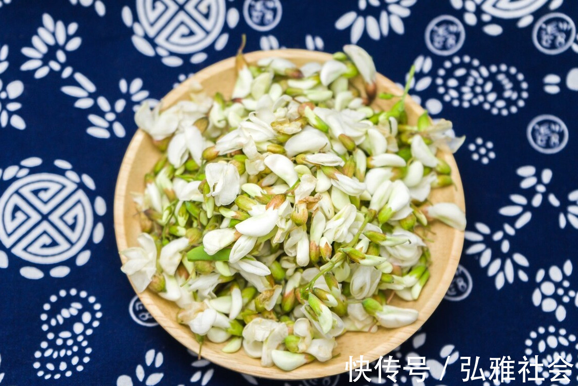 槐花|又到了吃槐花的季节，教你2个保存技巧，一年四季都能吃到鲜槐花