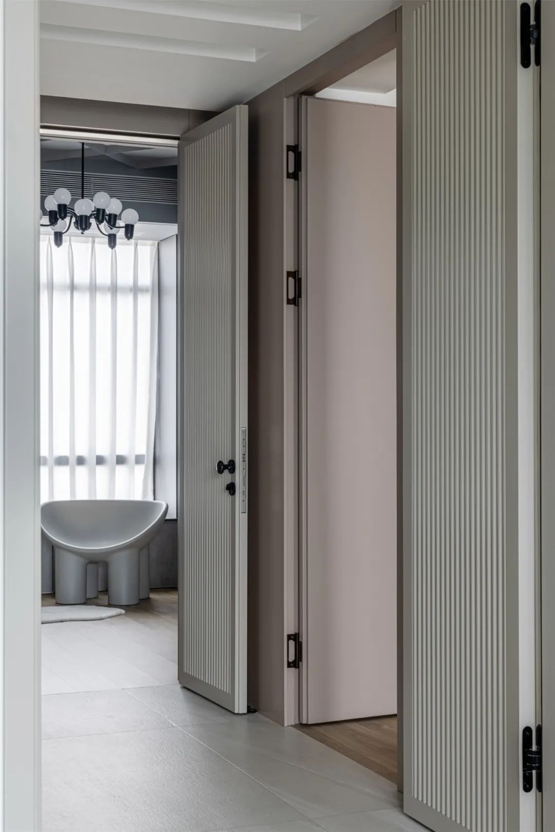 布置|210㎡简约大平层,淡雅温馨、绿植装饰,生活文艺舒适