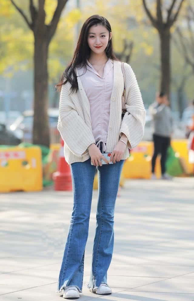 牛仔裤潇洒帅气潮流又好看，搭配可以完美衬托出你的好身姿