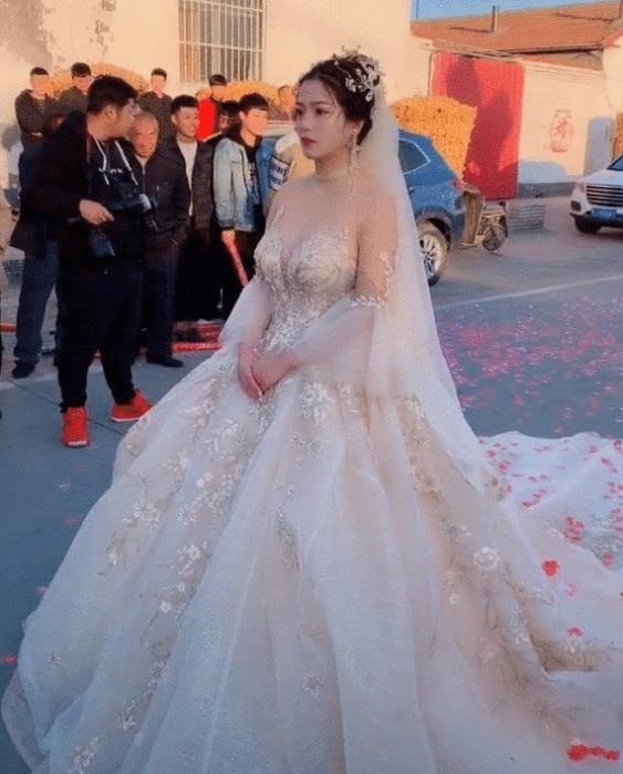 农村新娘|抖音“农村新娘”走红,穿“无痕液体婚纱”美到犯规,新郎有福了