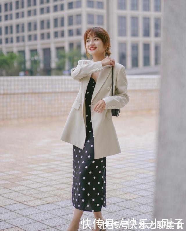 女人味|穿裙子别总配高跟鞋,今夏流行“裙子+低跟鞋”,舒适时髦又气质