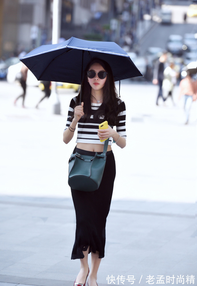 低领毛衫|街拍,黑色低领毛衫搭配牛仔裤,时髦又有女人味!