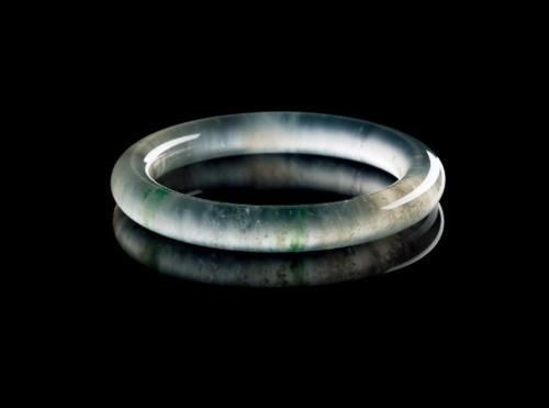 女孩子们!冰种翡翠手镯是女性的绝配,但是也要精心养护,让它保持光泽