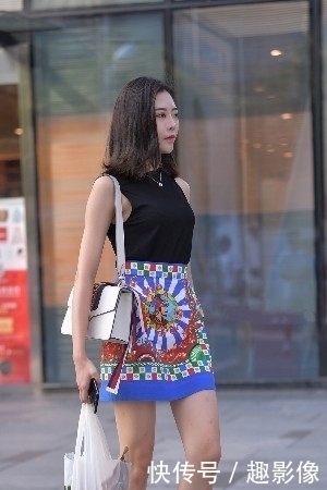 街拍:美女一枚 身穿花色短裙非常有特色