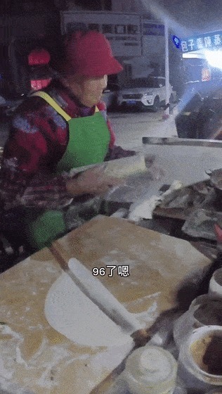 垃圾桶|刷屏的“阳台奶奶”搬走了，网红蝴蝶结也被扔进了垃圾桶……