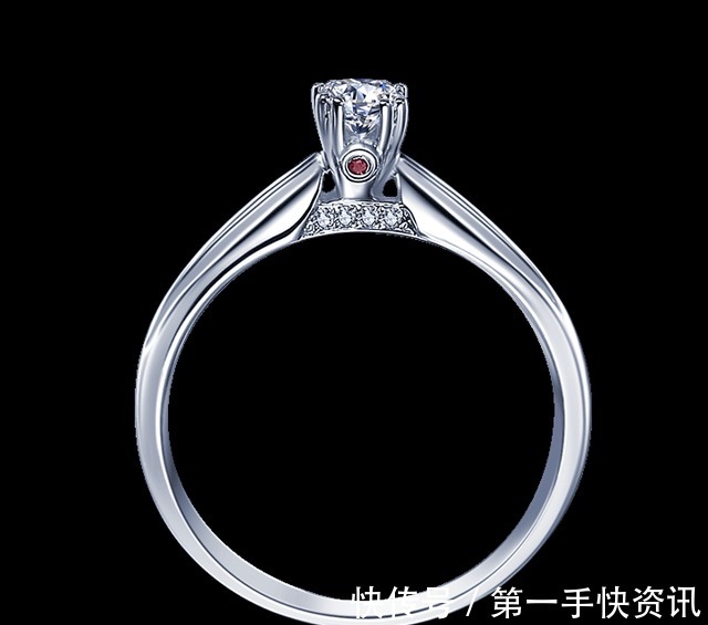 戒指 求婚戒指应该戴在女方哪个手指！