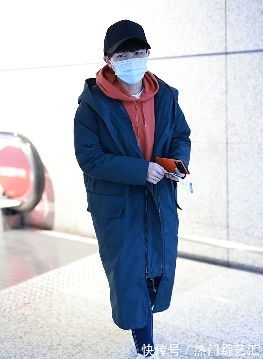 棉服 周深虽然不是很高,不过穿搭好有范,橘色卫衣配长外套,简约帅气