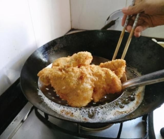 鸡腿“裹”面粉还是淀粉？大厨教我这样炸，果真炸的鸡腿皮脆肉嫩