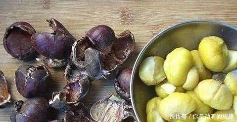 生板栗原来这么好剥，学会这个方法，不用手抠，板栗皮自动脱离
