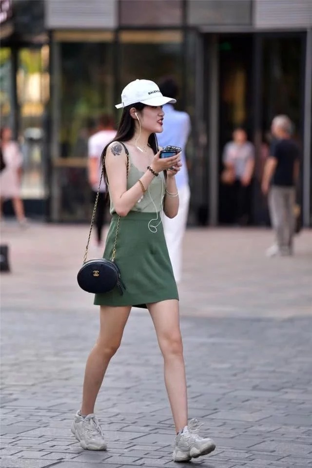 西装|西装搭配碎花裙的小美女,恰到好处呈现女人的气质魅力,看上去甜美又迷人