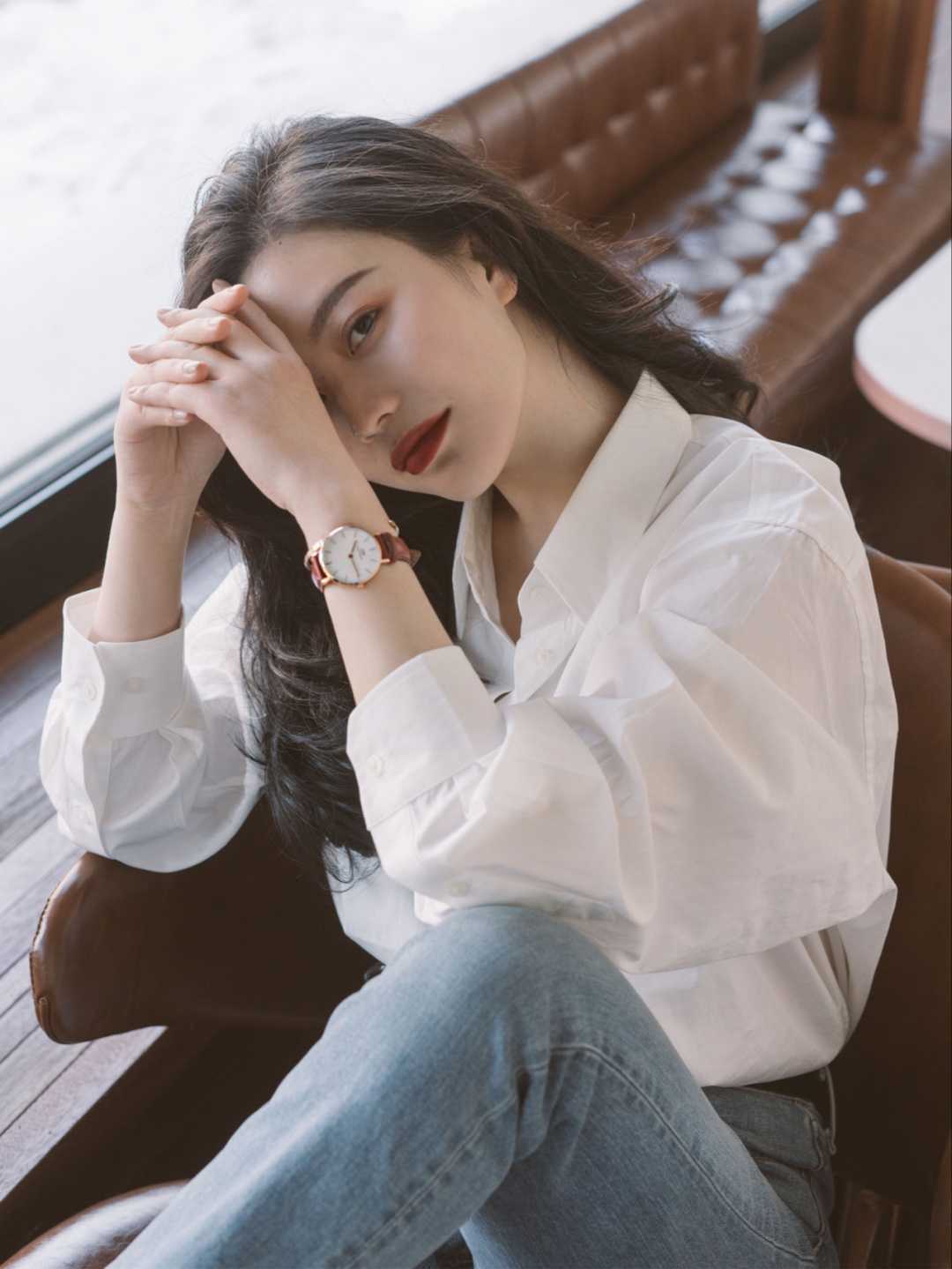 衬衫搭配|春天穿衣别再盲目跟风了!白衬衫+牛仔裤是今年顶流,简单大气