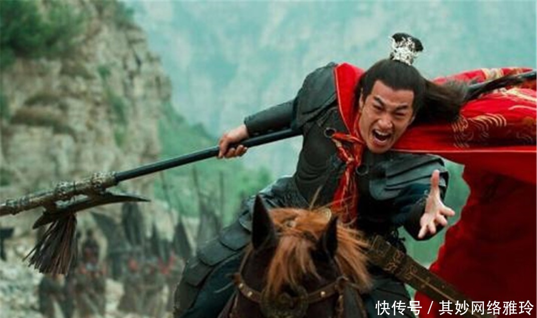 虎牢关之|虎牢关三英战吕布，关羽张飞为何处于劣势？只怪刘备是个猪队友