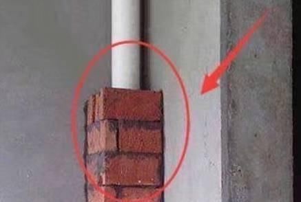 轻钢|一旦发现装修工人这样包水管，直接他赔钱走人，这是在毁了房子