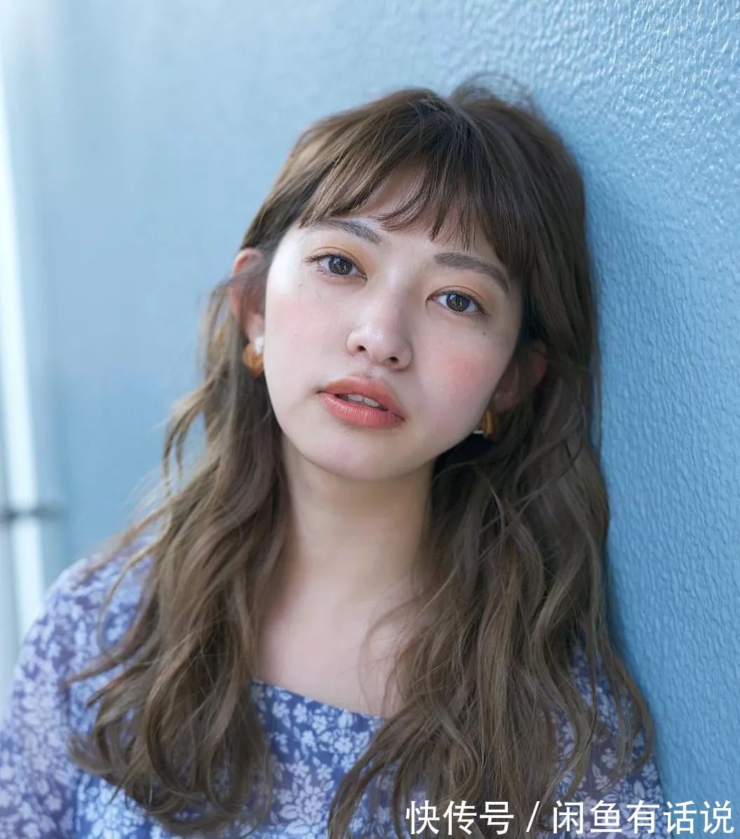 软发质 女人别总“披头散发”了,看博主对比就知道,披发和烫卷差别真大