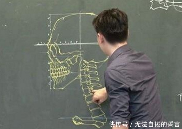 从来不|帅气男老师上课从来不用PPT,直接在黑板手绘人体骨骼,无人逃课