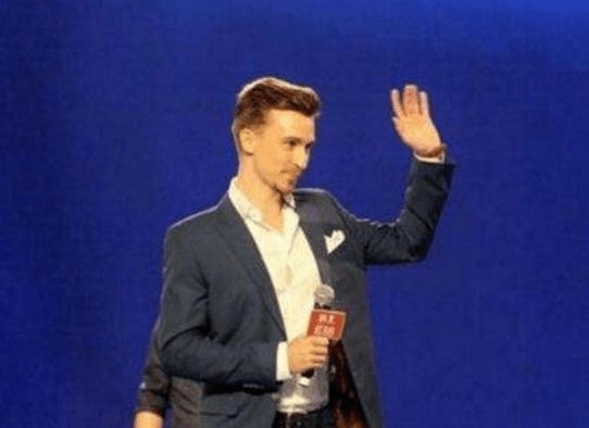 当年非诚勿扰的“灯王”,全场零灭灯,如今晒照片女友,却已换人