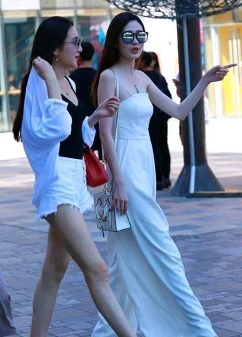 街拍:月貌花容的美女,吊带上衣配牛仔短裤,时尚清爽气质范