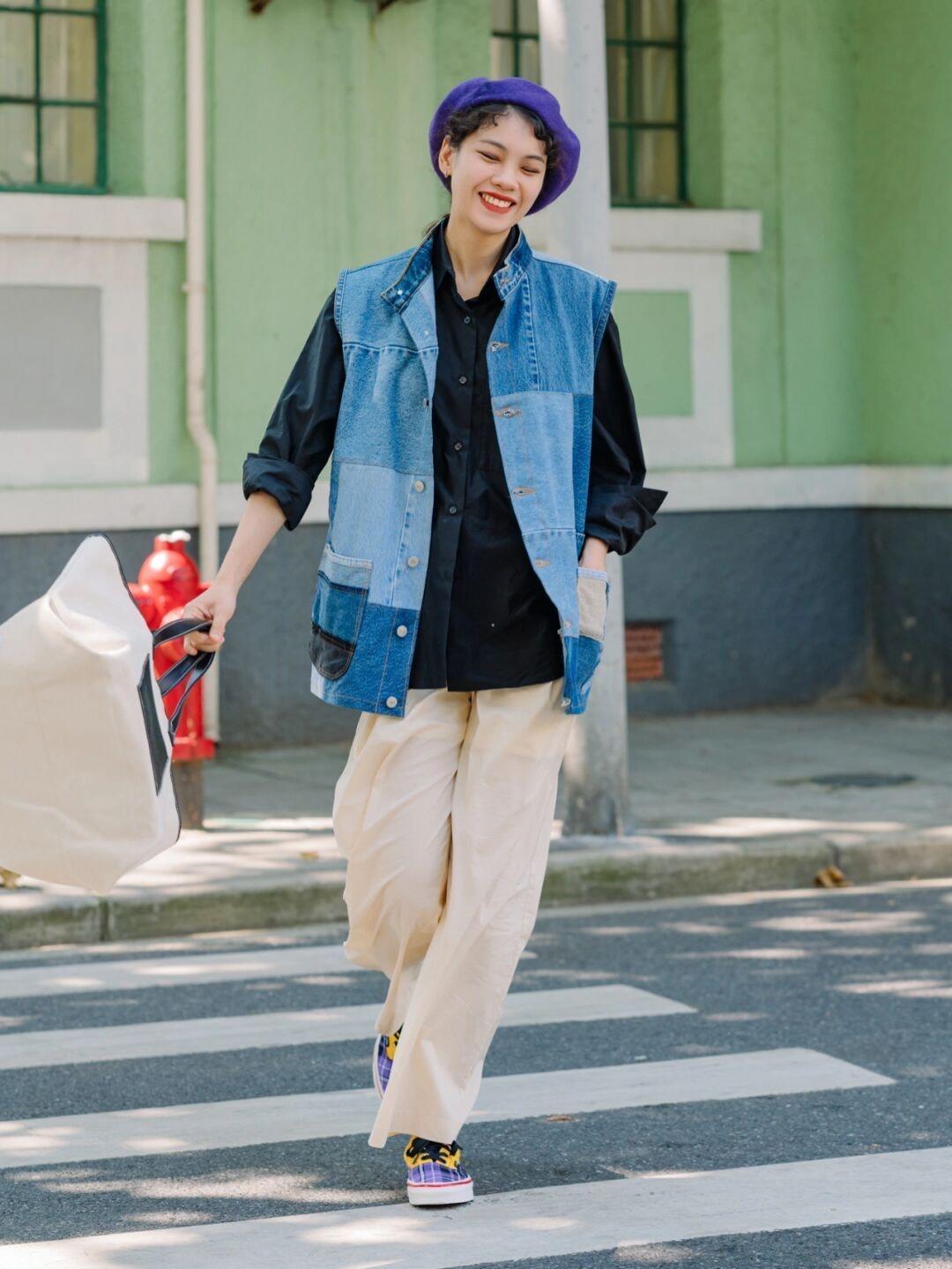 牛仔马甲|秋季，牛仔马甲怎么搭才洋气？搭配黑色衬衫和阔腿裤，高级又洋气