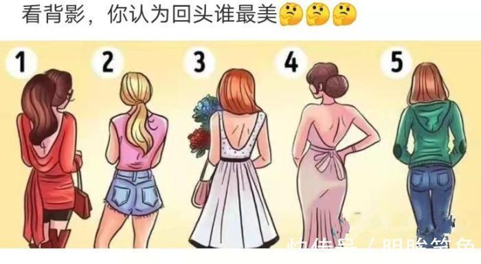 |搞笑GIF趣图:漂亮妹子在路边忙着自拍也能收到路人打赏小费