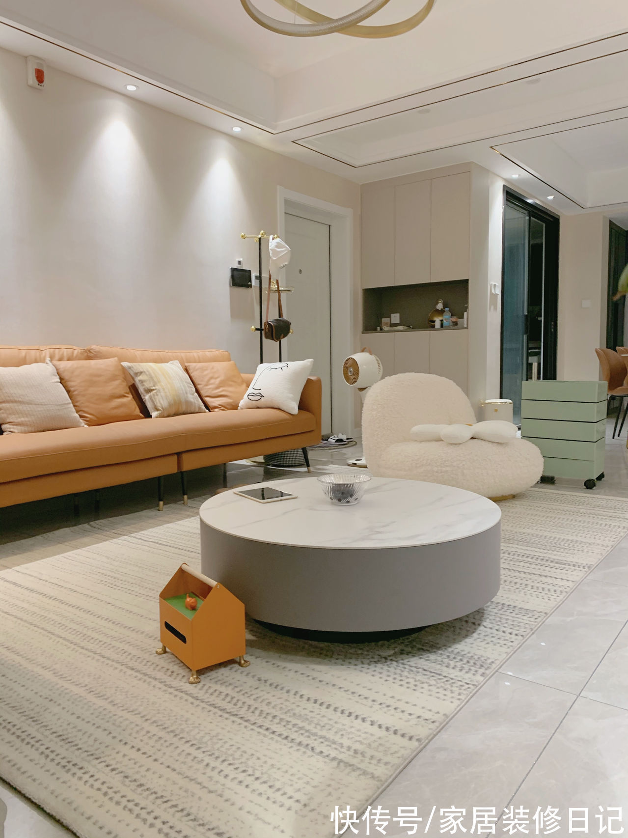 客厅|奶油系客厅太治愈了,却被女主戏称为18线城乡结合部,好凡尔赛啊