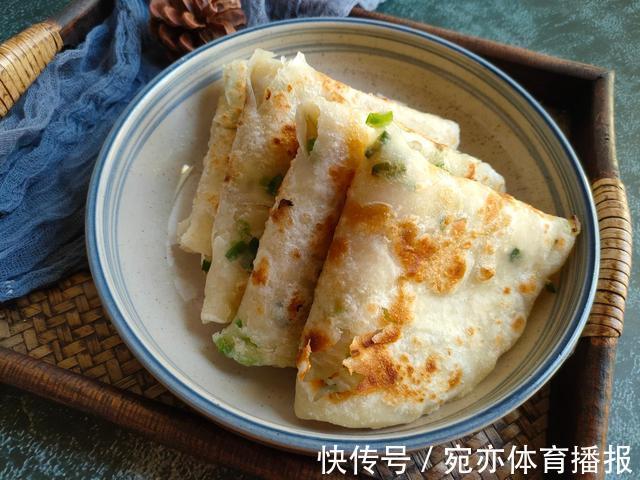 凉水|烙饼想要柔软好吃有层次，和面用开水还是凉水？其实都不正确