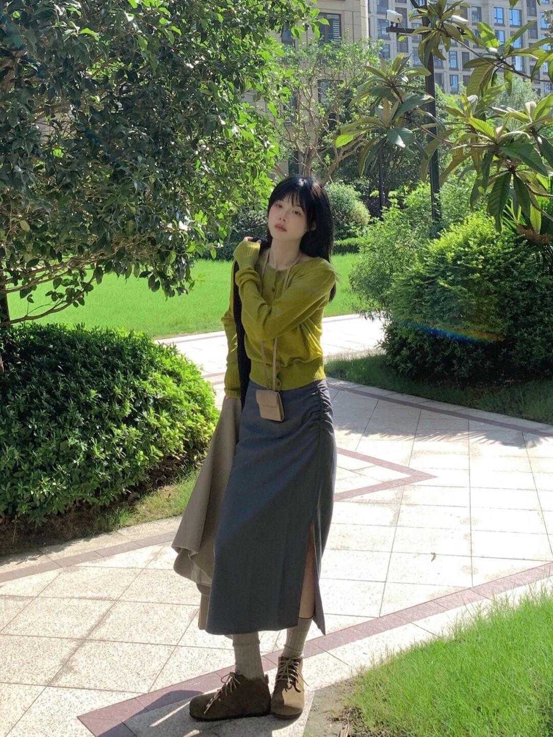 搭配|别再用西装配九分裤了!今年流行搭配小裙子,干练利落又不失温柔