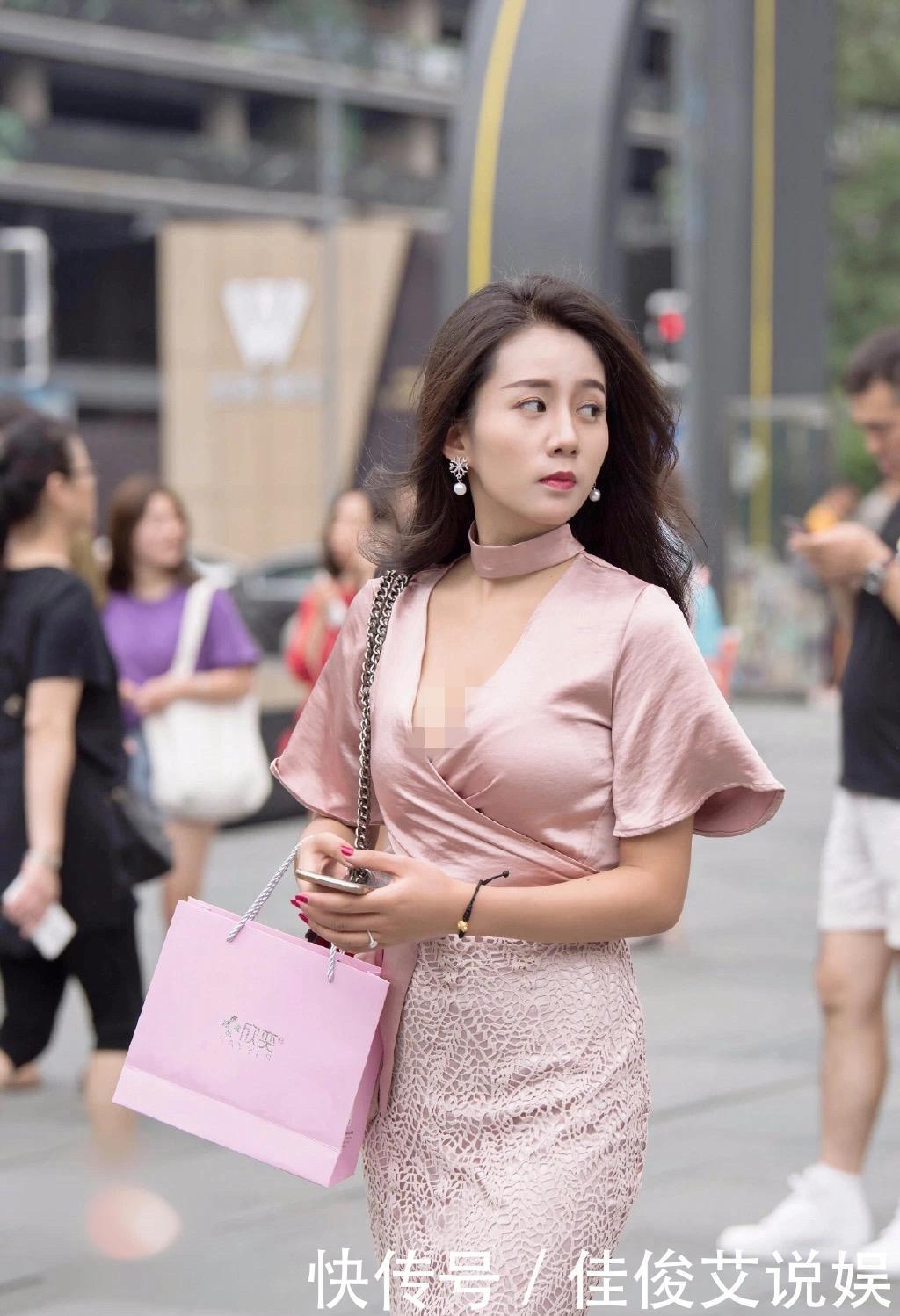 偏要穿“勒脖圈”上衣,固执的美妇,成为街上的焦点