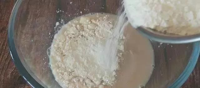 筷子|早餐饼的新吃法,不揉面不擀面,筷子一搅,比包子油条好吃,真香