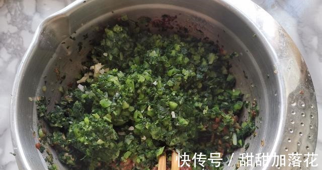 这叶子比根更营养,别再扔掉了,10月正鲜嫩,清脆爽口特下饭!